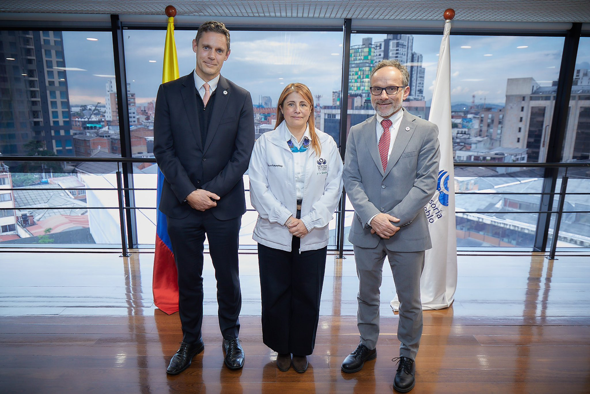 Defensora del Pueblo, Iris Marín Ortiz, con representantes del Comité Internacional de la Cruz Roja Patrick Hamilton y Olivier Dubois.