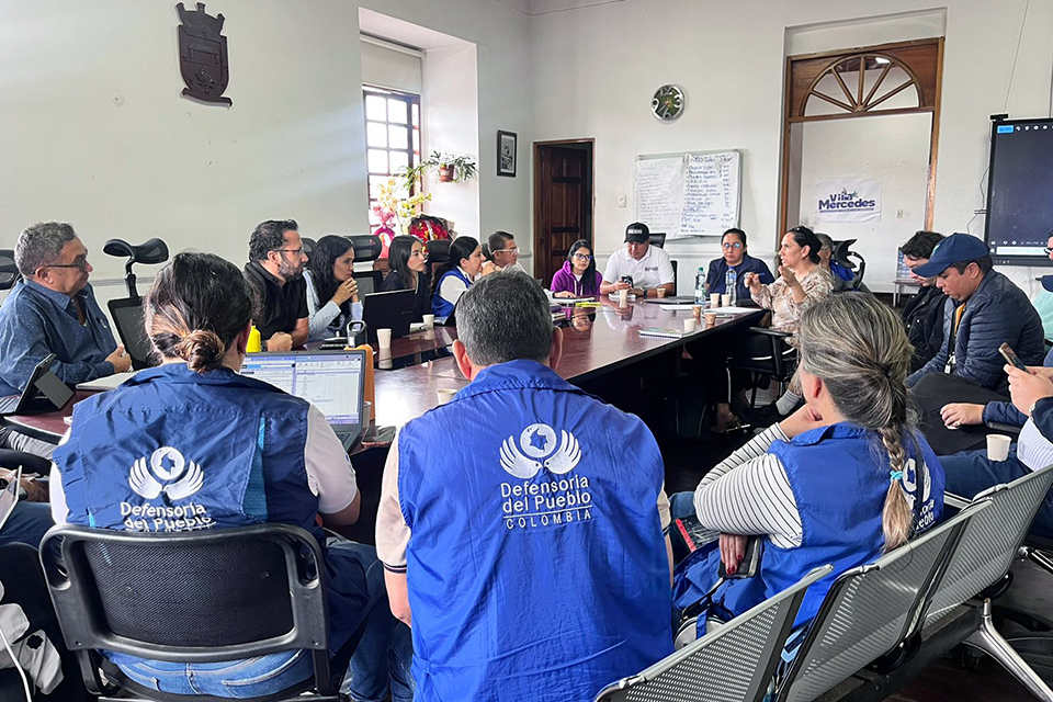 Mesa de trabajo de la Defensoría con autoridades y comunidad educativa en La Mesa