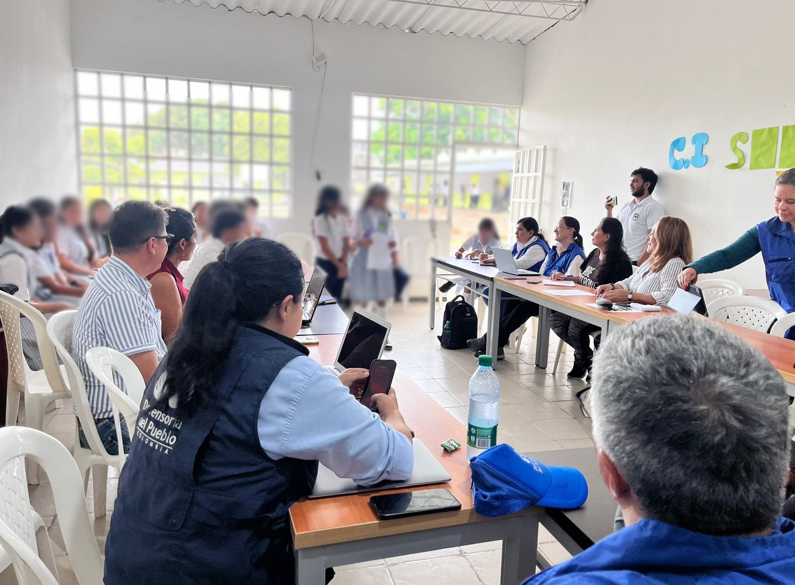 Estudiantes de la Institución Educativa Sabio Mutis expresando sus preocupaciones