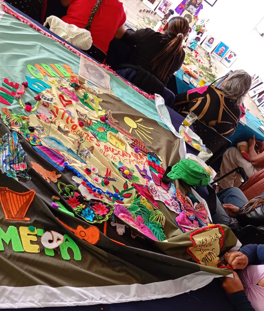 Mantel con rostros de personas desaparecidas