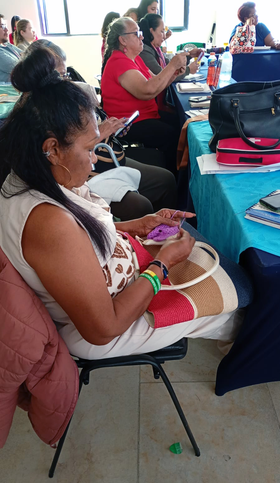 Mujer buscadora tejiendo memoria