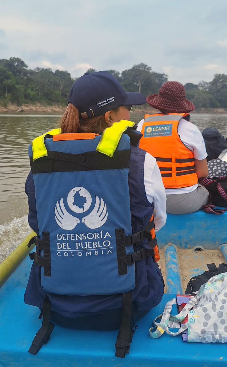 Comisión de la Defensoría en lancha hacia Nueva Colombia