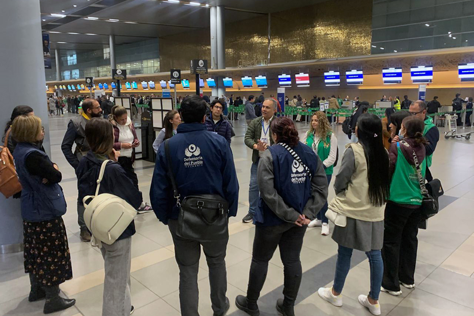 funcionarios en el aeropuerto