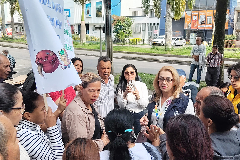 planton frente a eps de pereira