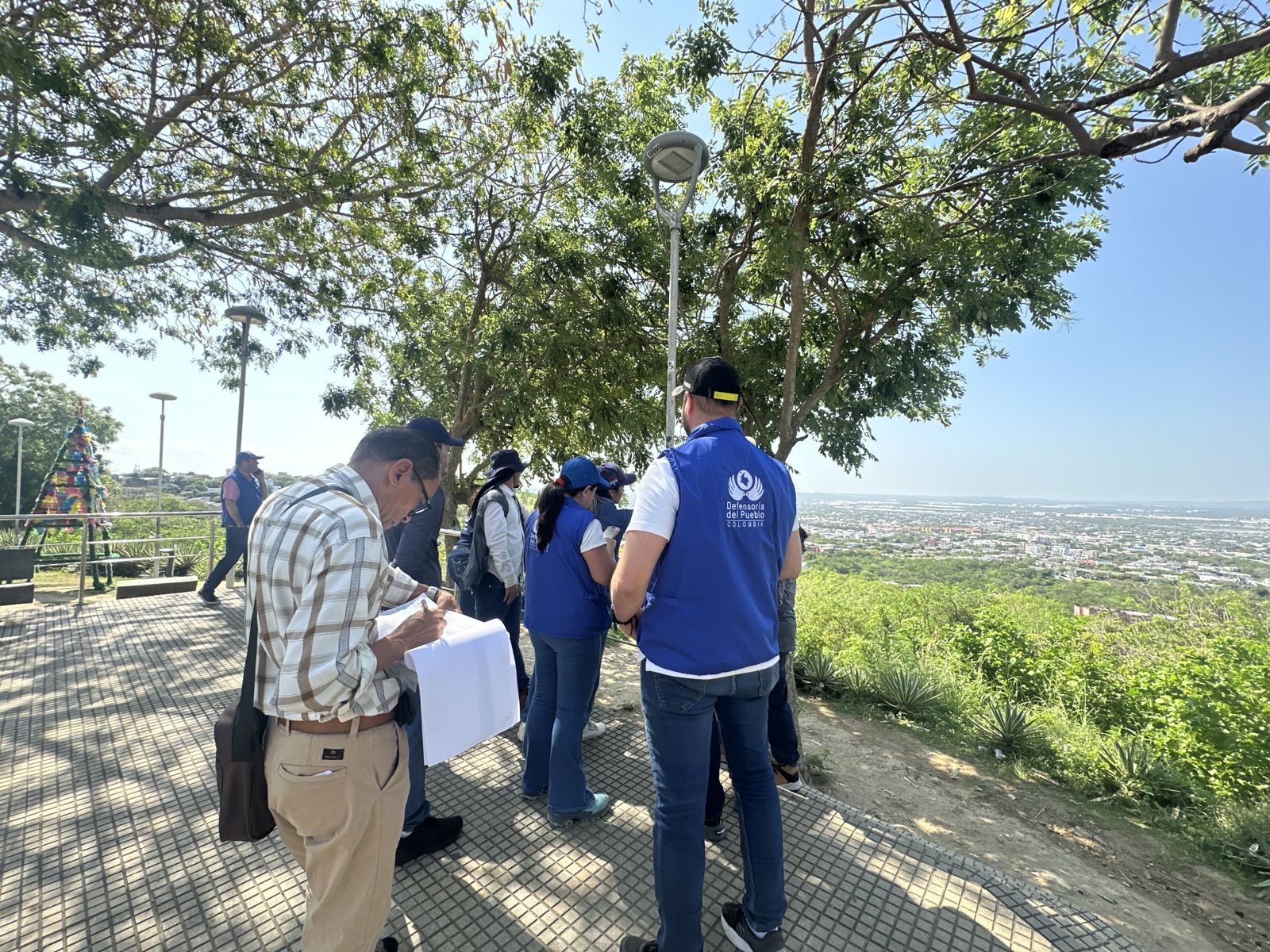 Funcionarios constatando afectaciones