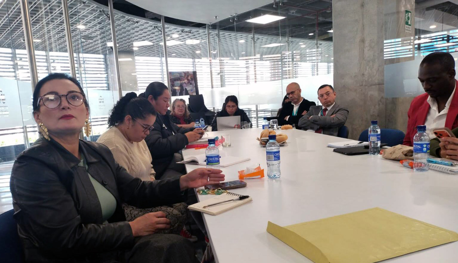 Delegados del Ministerio de Salud, Supersalud y Migración Colombia en reunión con la Defensoría.