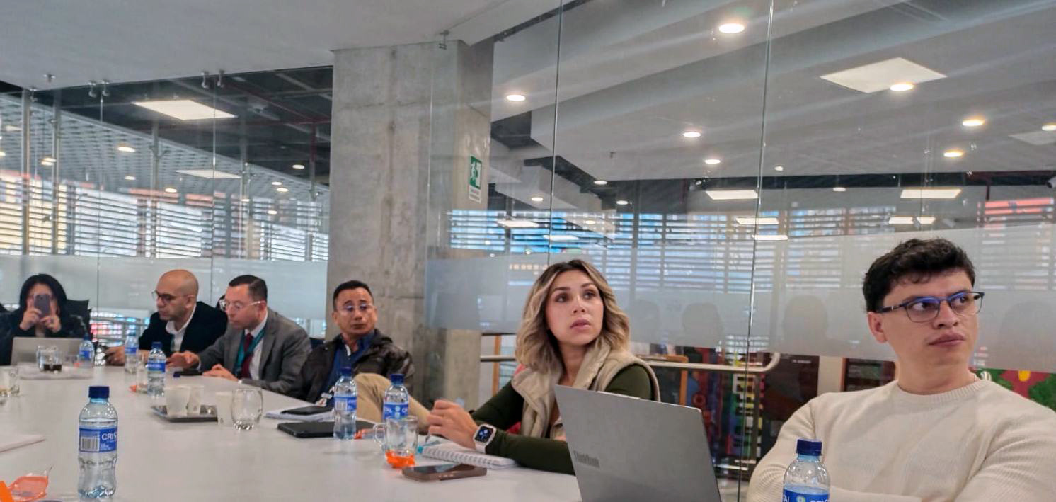 Mesa de trabajo interinstitucional en la Defensoría del Pueblo para abordar salud migrante en Vichada.