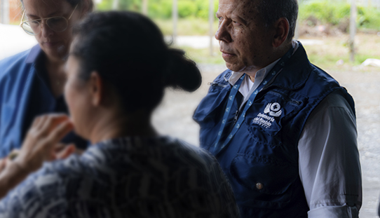 Mujer en albergue de emergencia