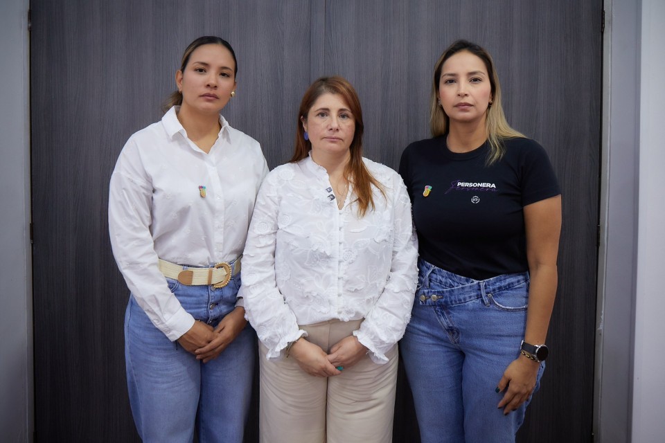 con autoridades locales