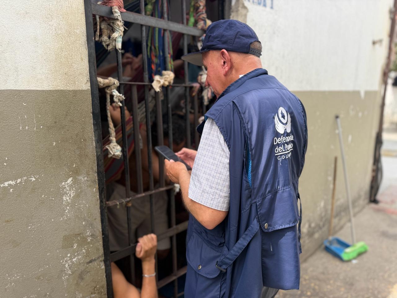 visita funcionarios a estación de policía