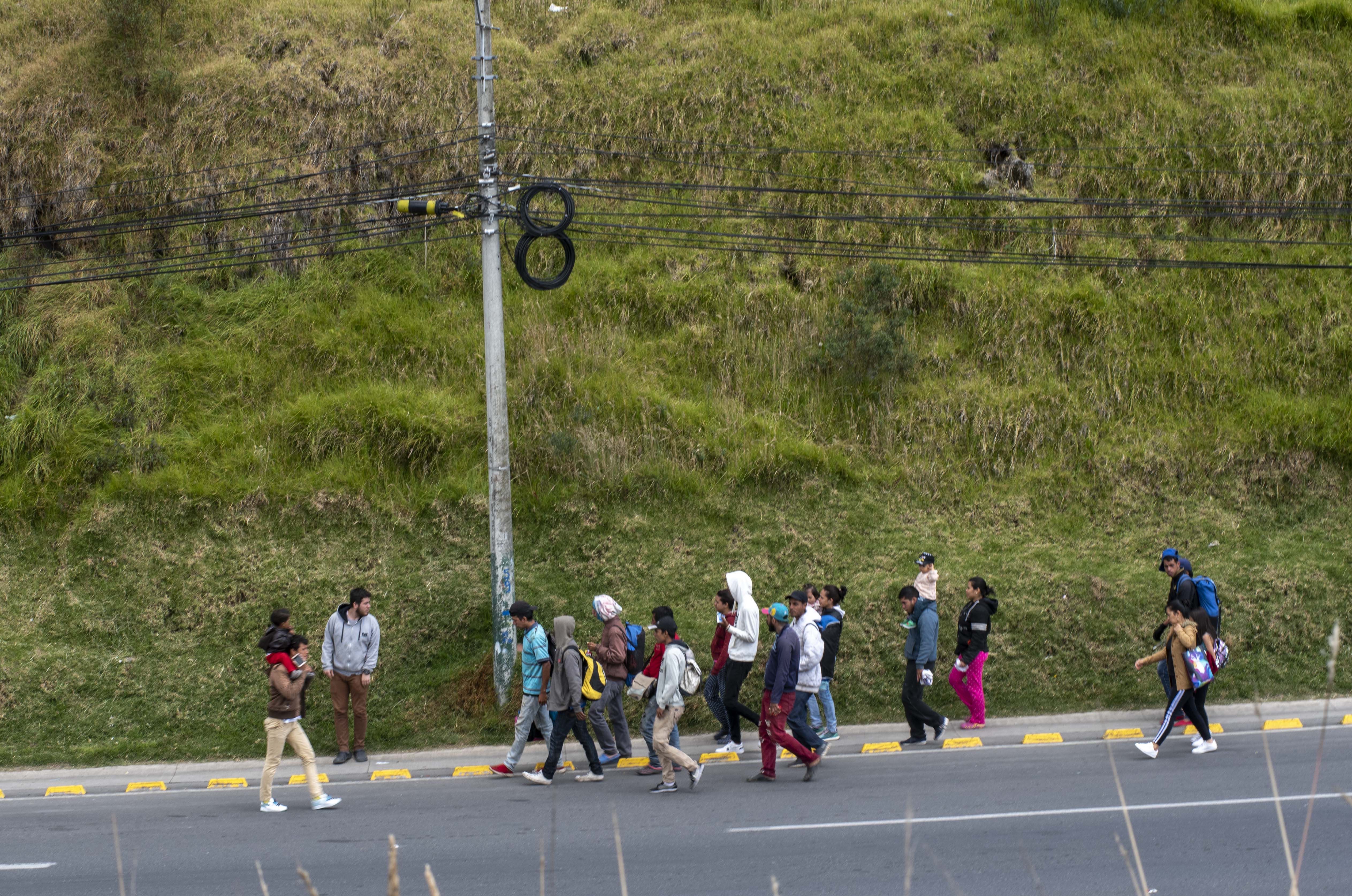Migrantes caminando por la Vía Panamericana.