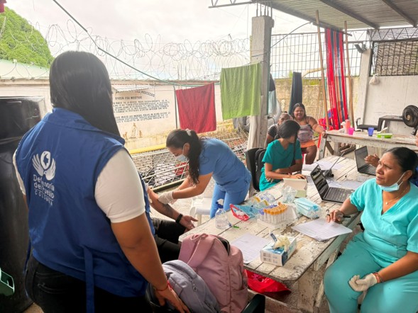 Funcionarios de la Defensoria del Pueblo y de la Secretaria de Salud brindando asesoría sobre programas preventivos en Guainía