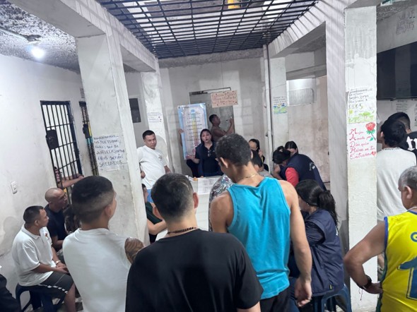 Personal de salud del Hospital Renacer aplicando vacunas y biológicos preventivos en el centro penitenciario de Inírida