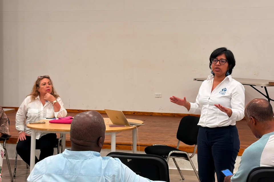 Defensoría del Pueblo reunida con representantes de la comunidad raizal en San Andrés. 