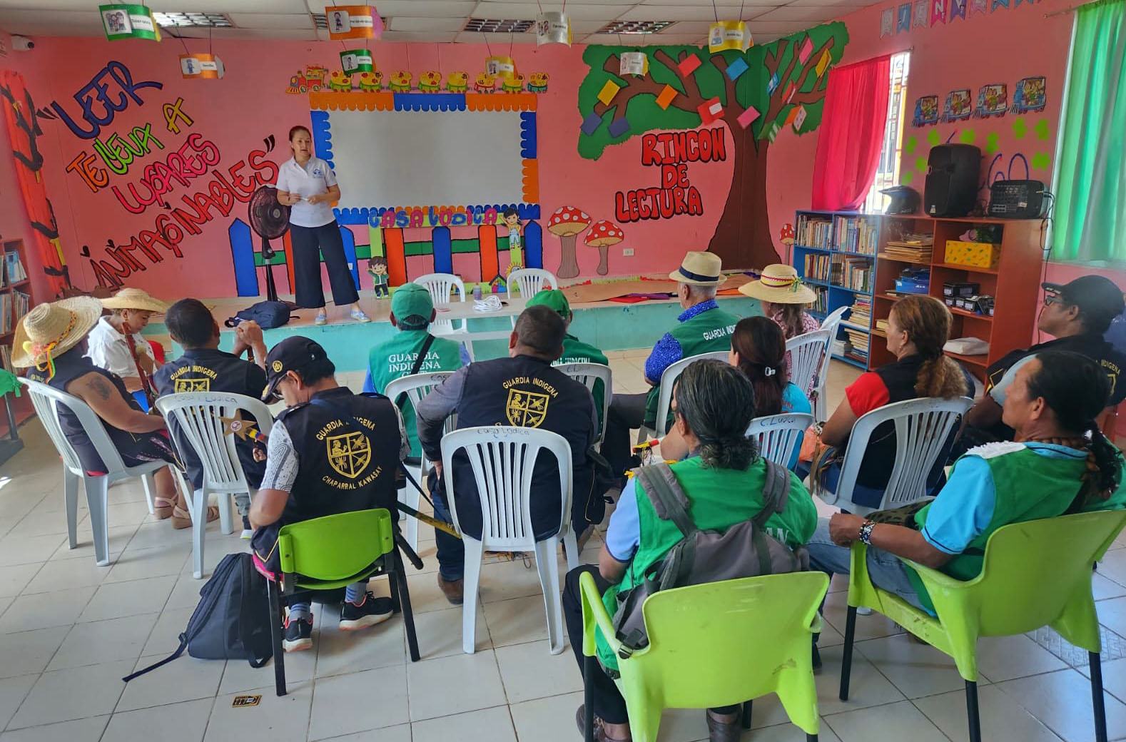 Funcionarios de la Defensoría del Pueblo atienden de manera personalizada a las autoridades tradicionales y miembros del pueblo Pijao durante la jornada de toma de declaraciones colectivas en el municipio de Chaparral.