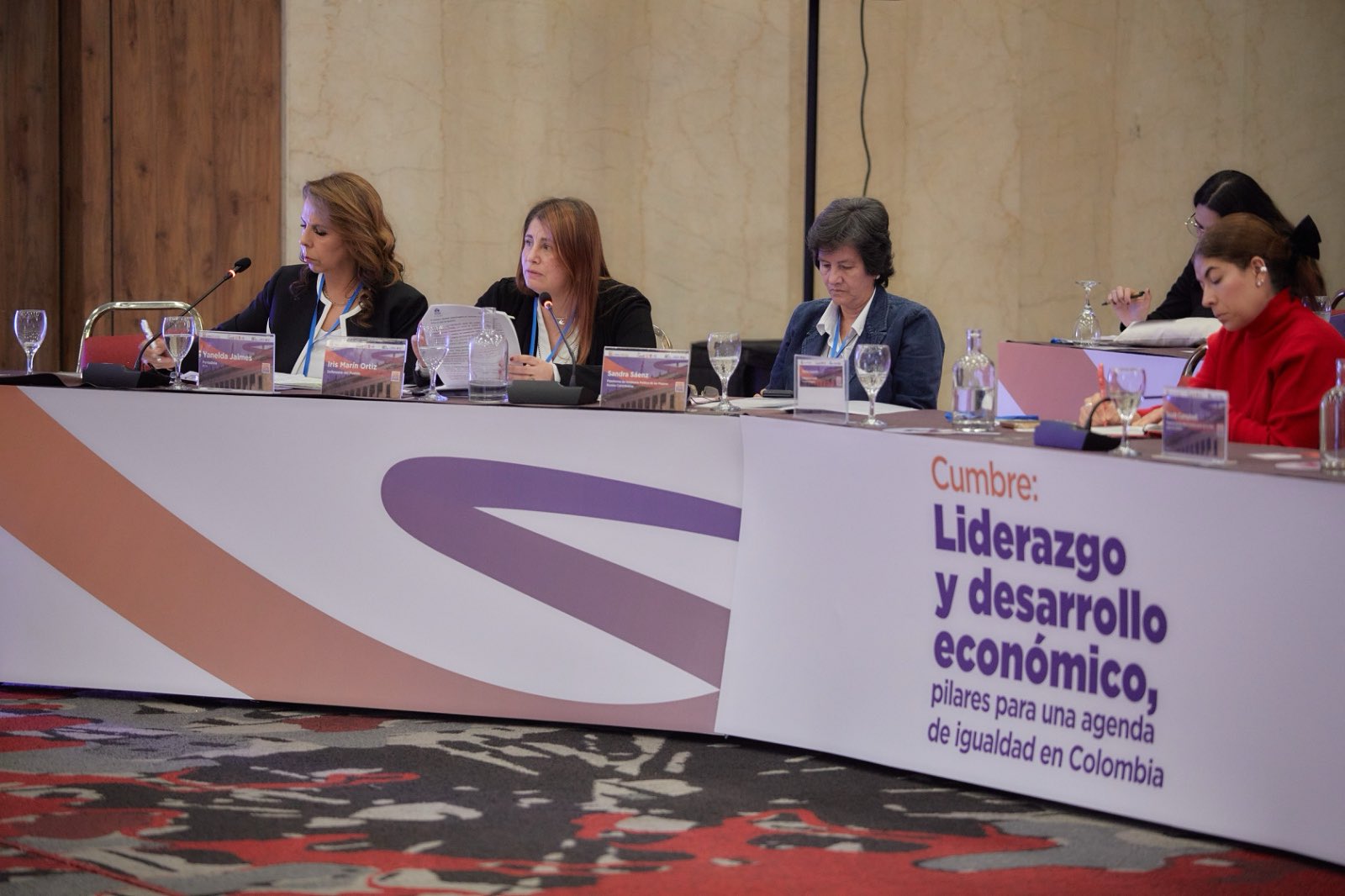 Defensora en cumbre de liderazgo