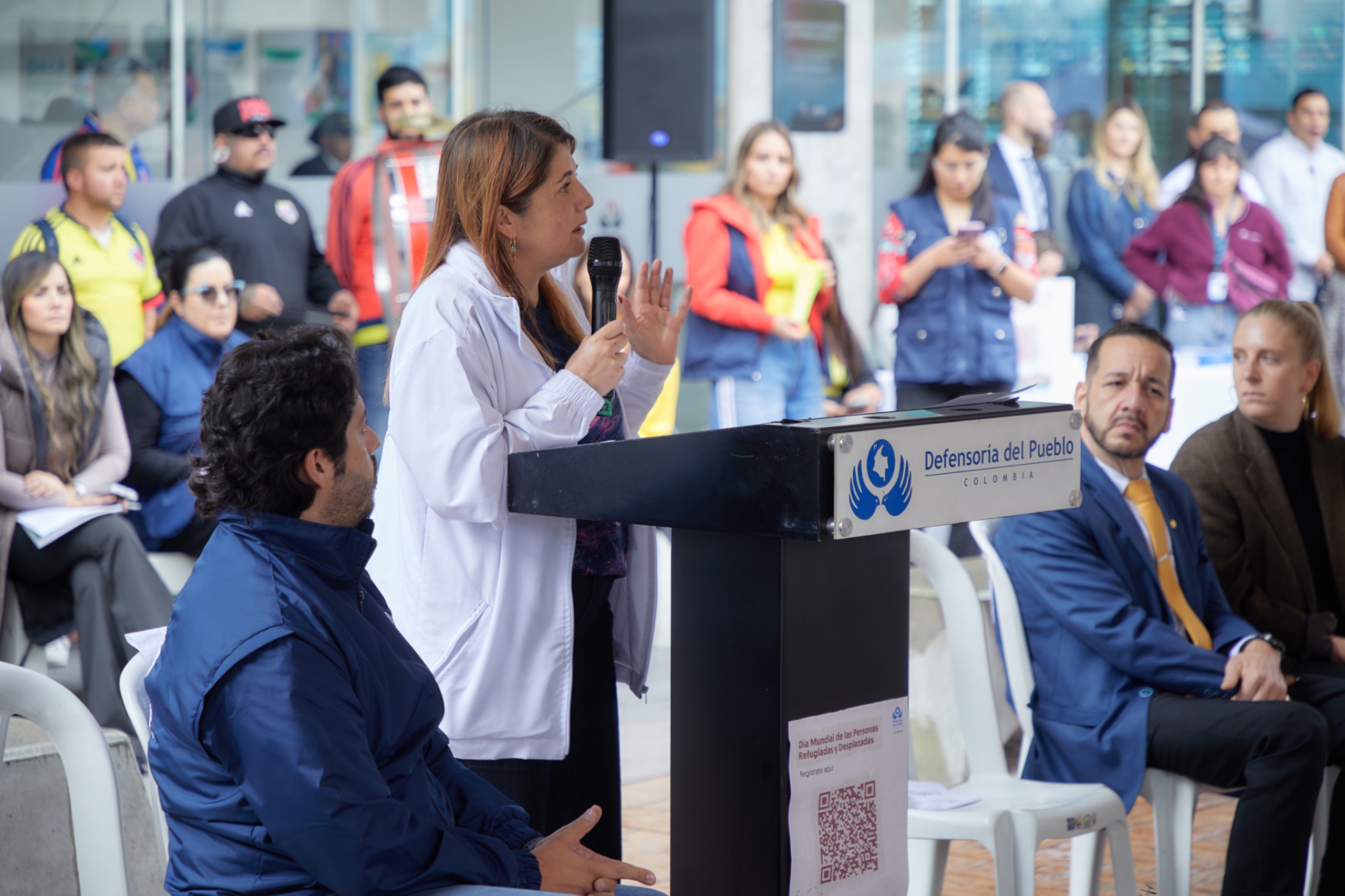 Defensora en evento de movilidad. 