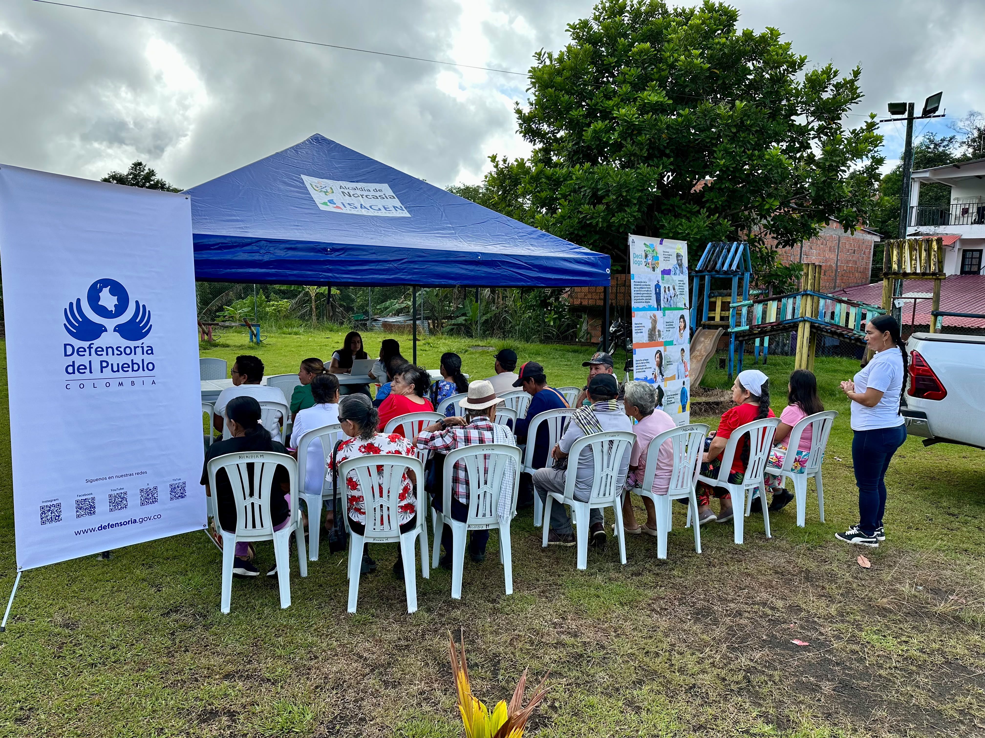 Funcionarios de la Defensoría del Pueblo atendiendo las solicitudes de la ciudadanía en Caldas