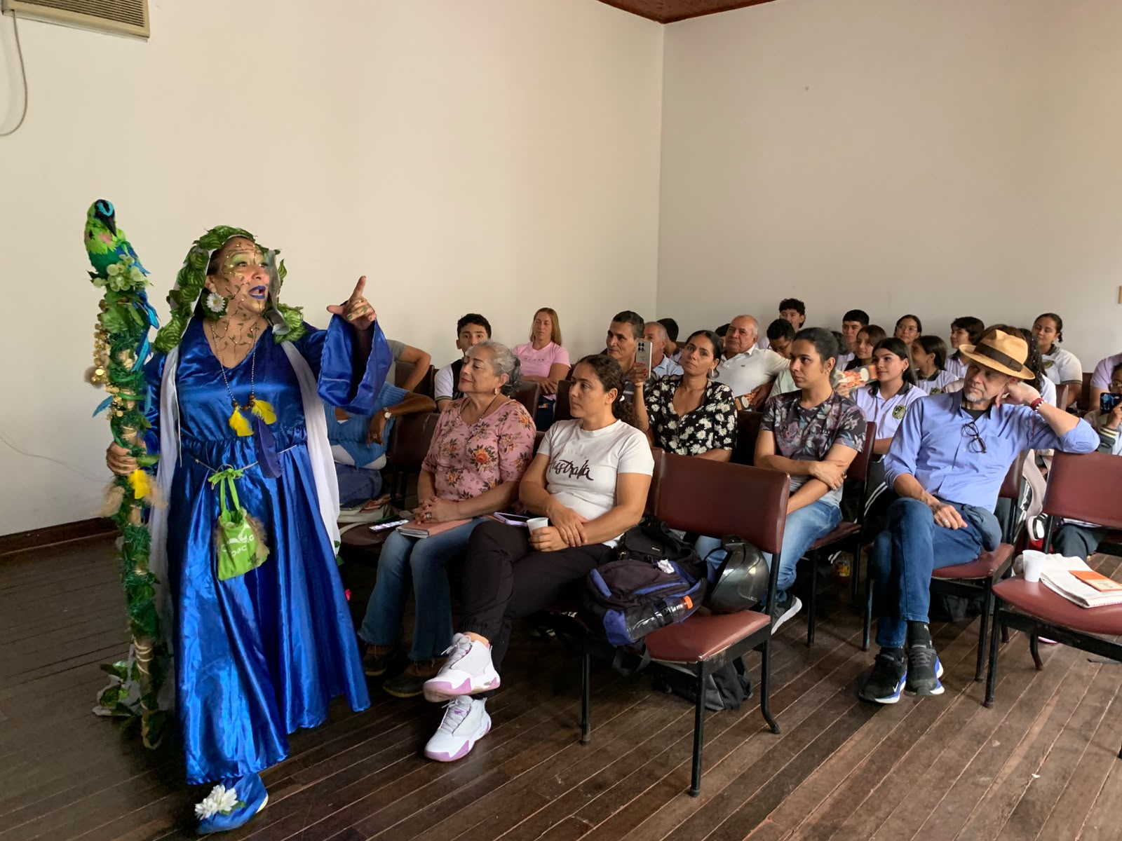 Líderes, lideresas y representantes institucionales durante el proceso formativo