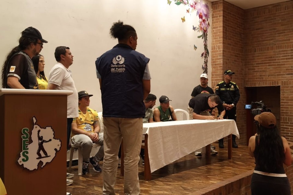 Firma de pacto entre barras La Gran Familia y Fortaleza Leoparda Sur.