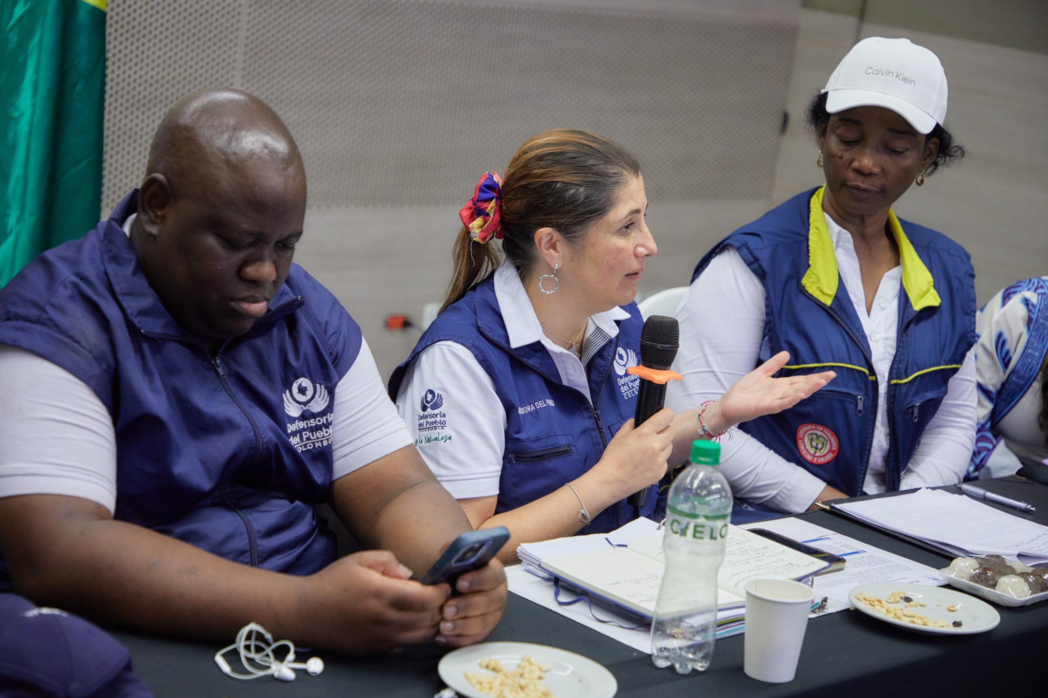 Defensora reunida con autoridades en Buenaventura.