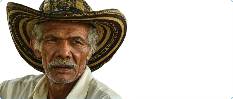 Hombre campesino con sombrero vueltiao de ala ancha y camisa clara.