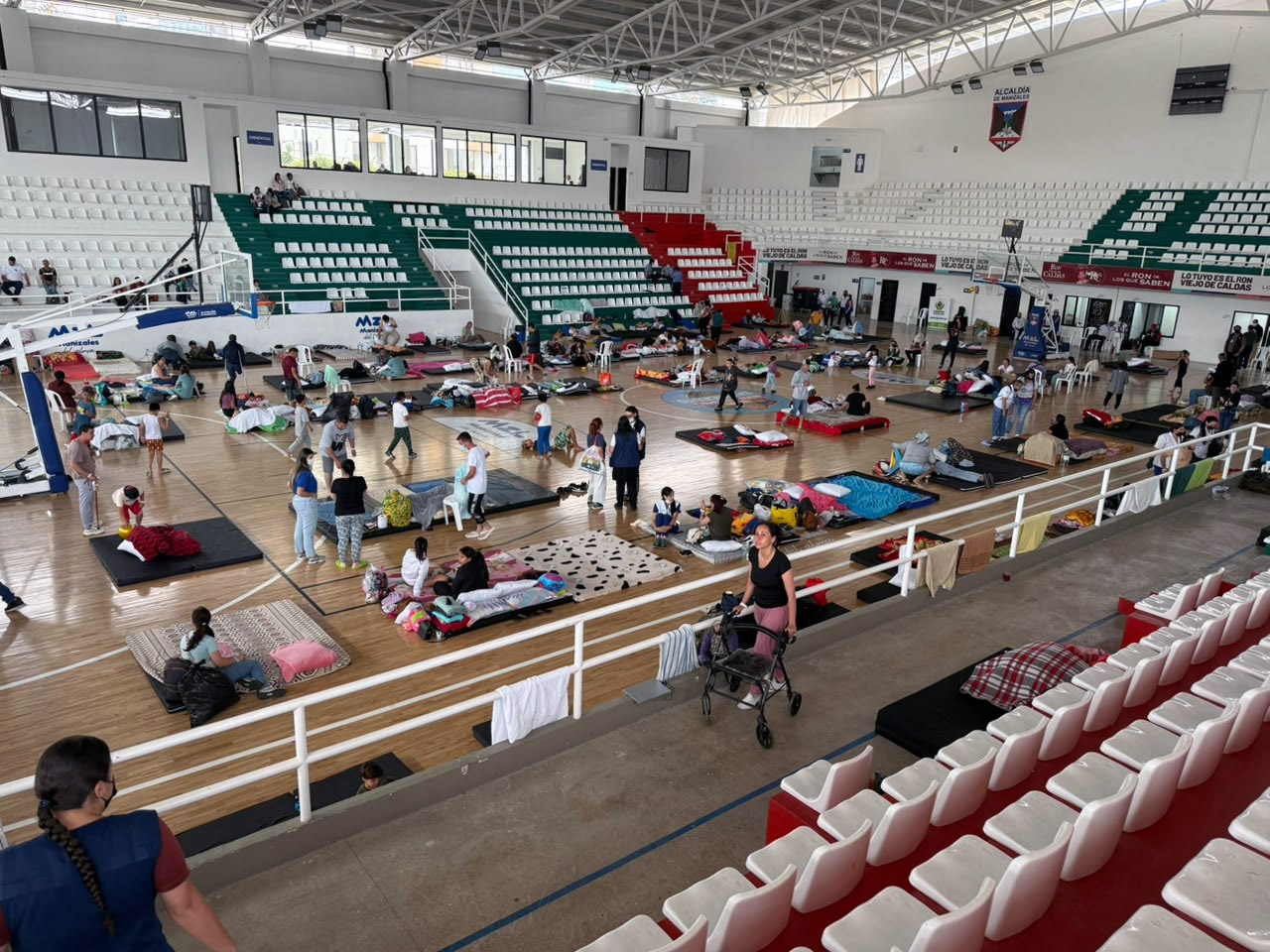 Atención a personas damnificadas en el Coliseo Mayor de Manizales, Caldas