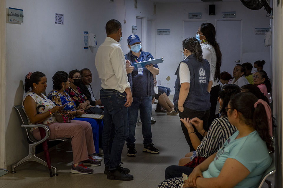Funcionarios en hospital.