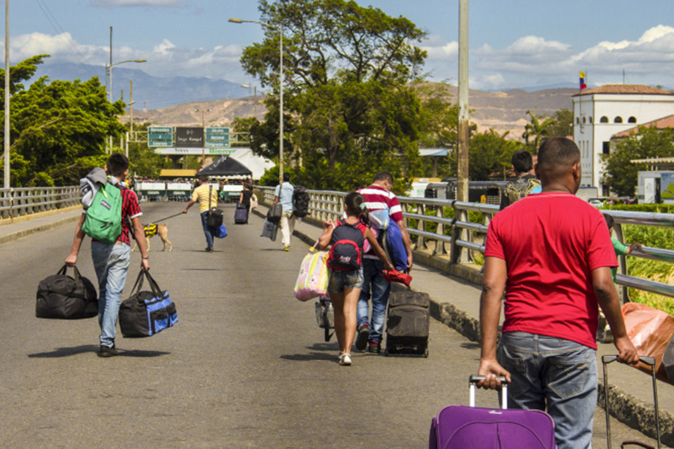 Migrantes cruzando la frontera. 