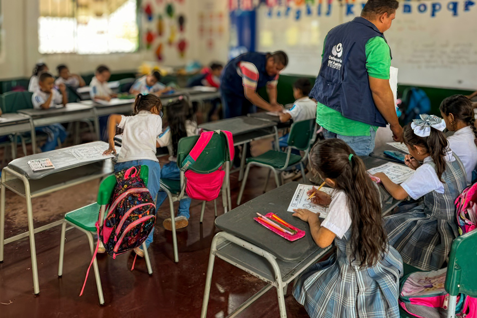 niñas estudiando