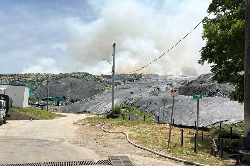 Incendio en relleno sanitario Magic Garden.