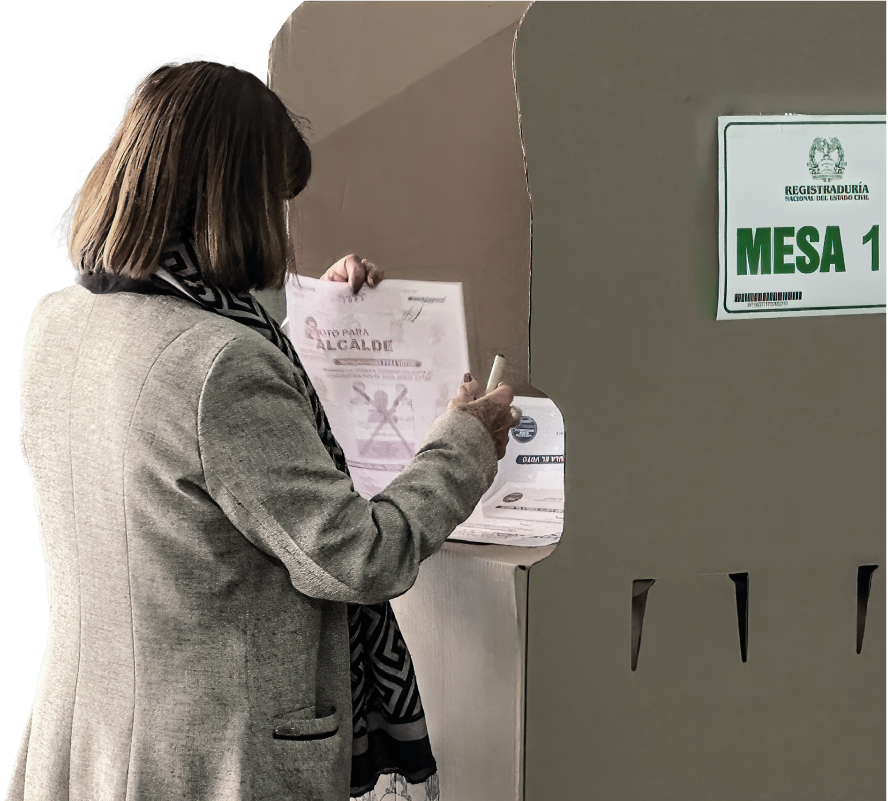 Señora ejerciendo su derecho a votar