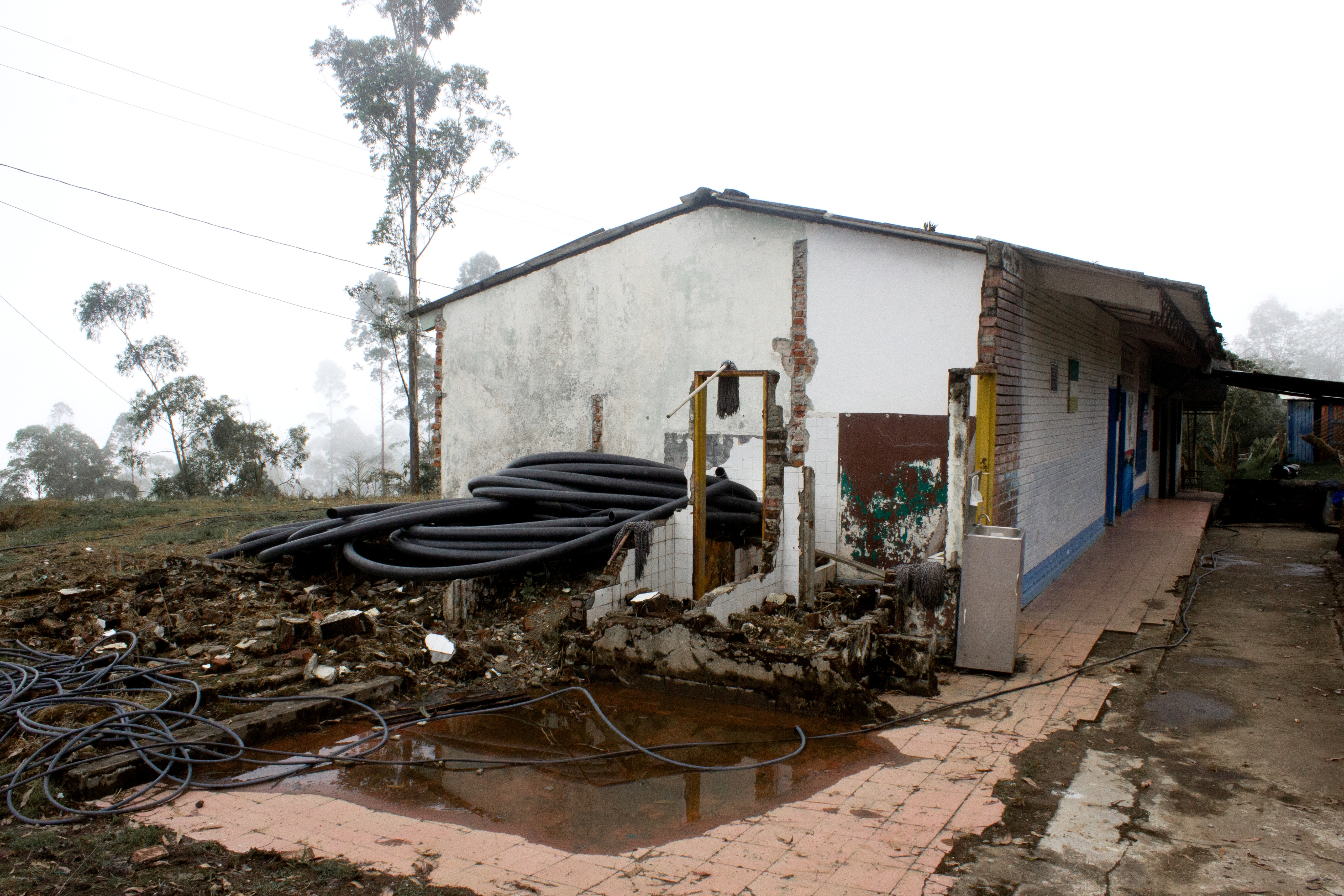 La escuela de Las Brisas destruida por el artefacto explosivo
