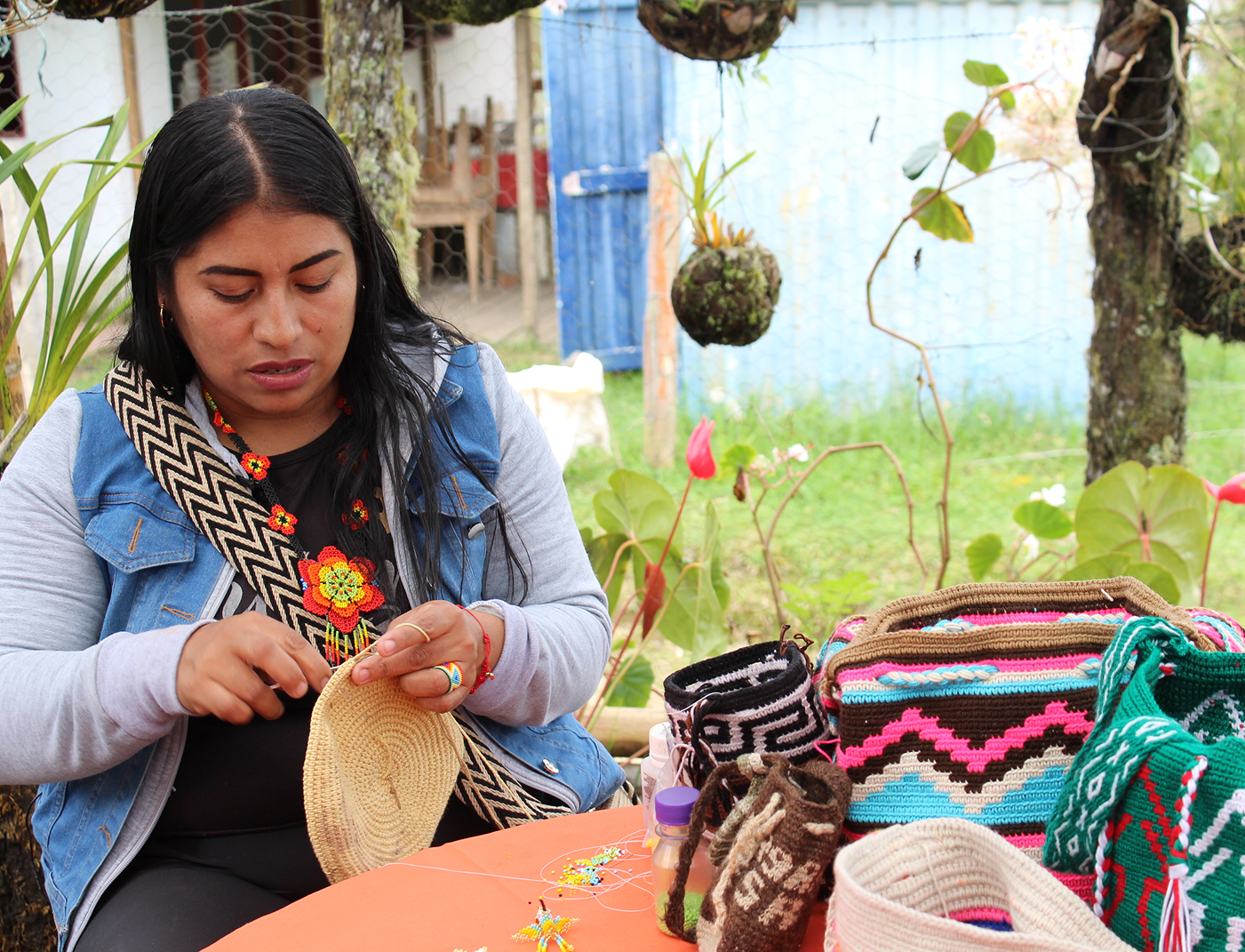 Mujer nasa tejiendo una mochila