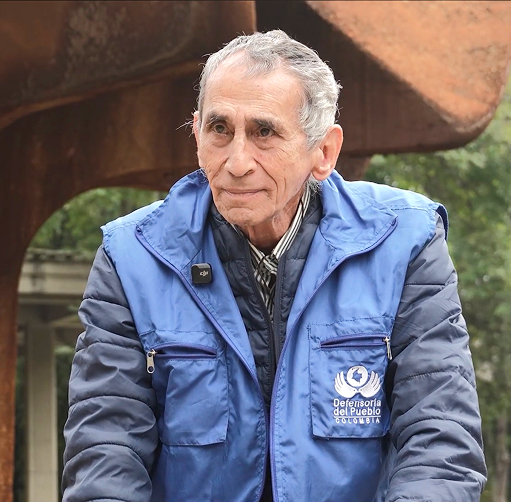 Gustavo León Yepes Giraldo con el chaleco de la Defensoría del Pueblo