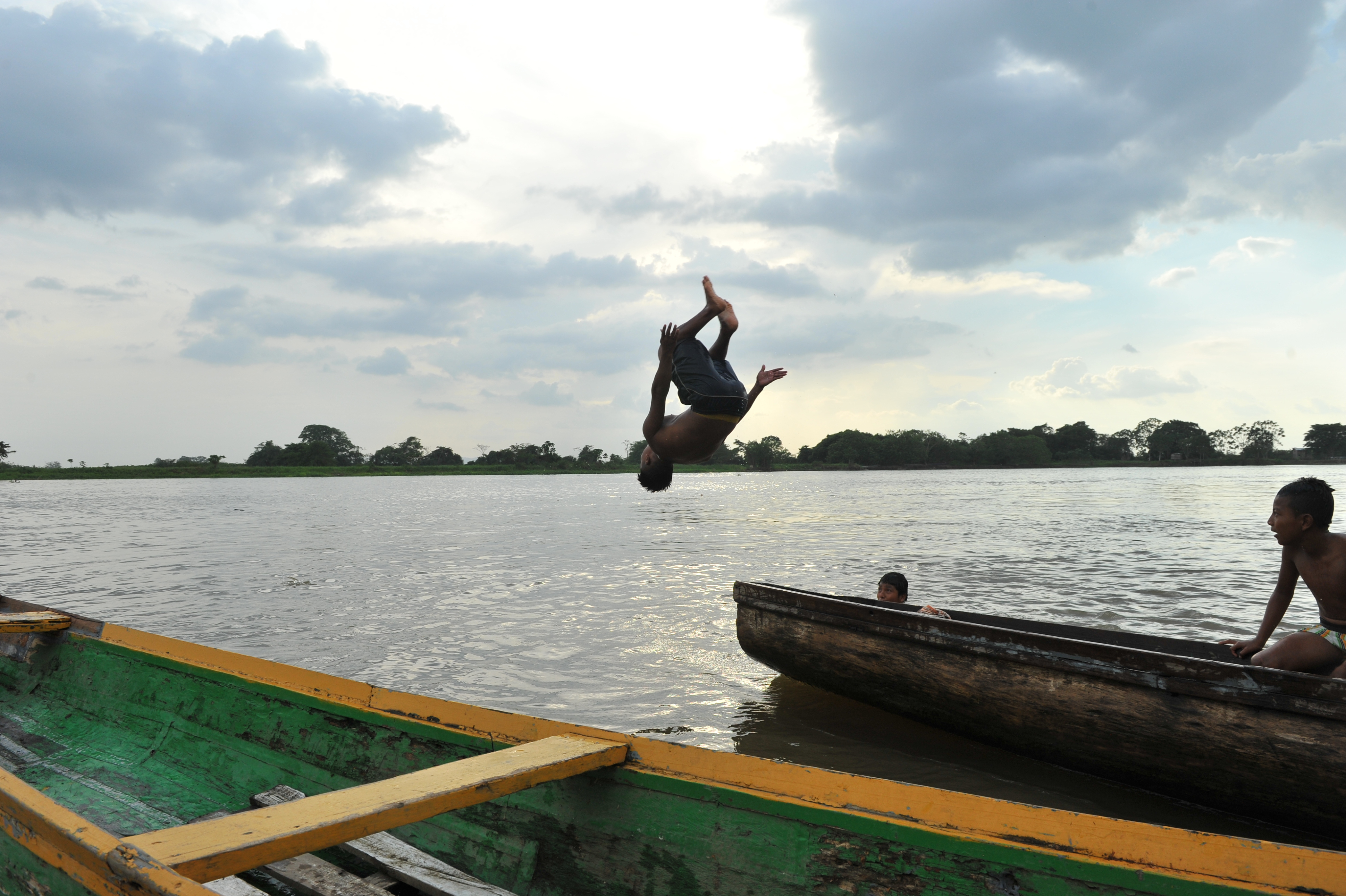Jóvenes de Tumaco en el río