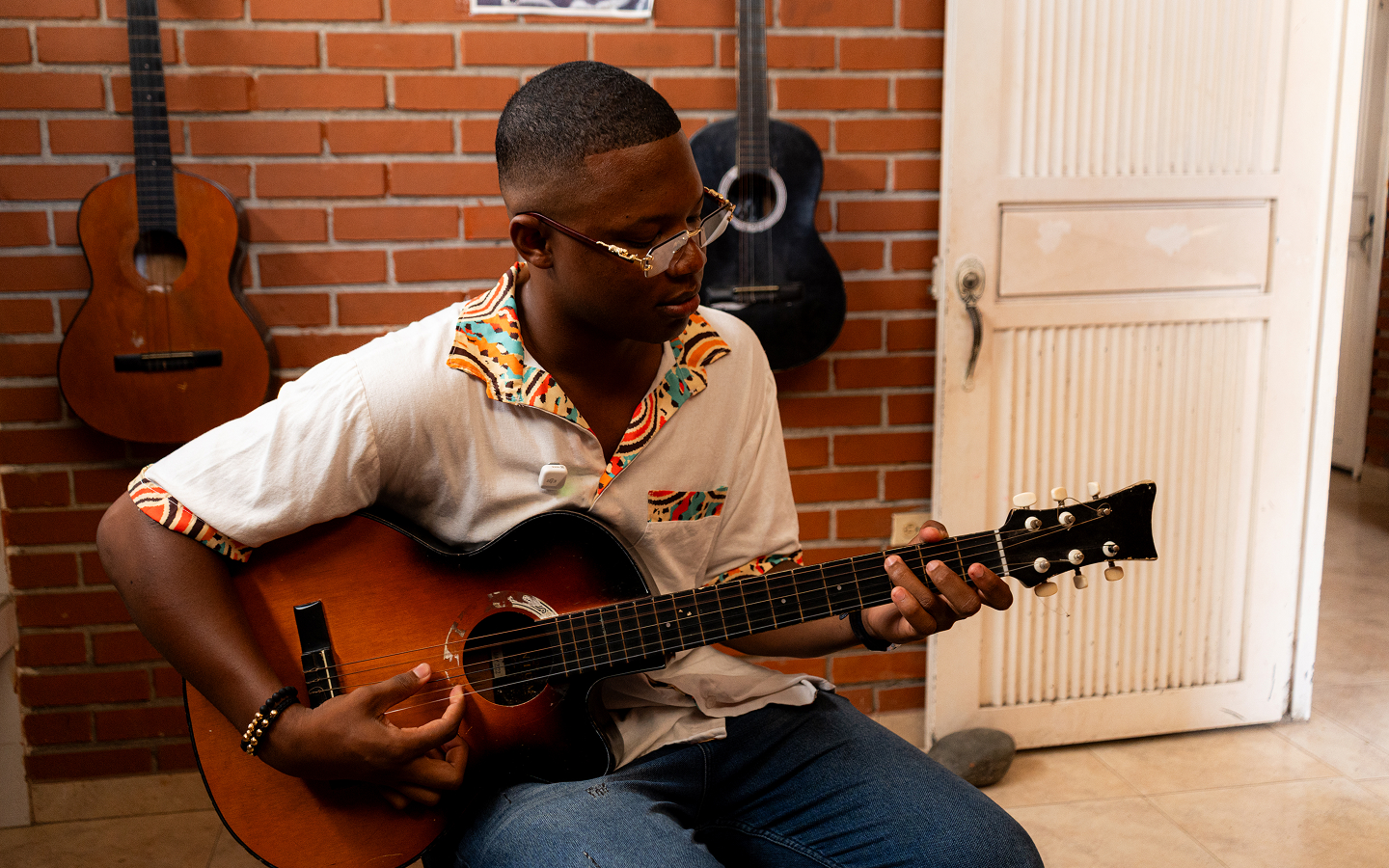 Luis Ángel Castillo con su guitarra