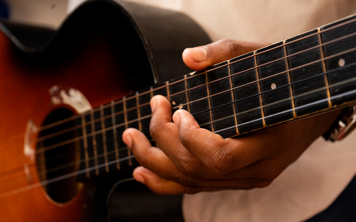 Manos tocando la guitarra